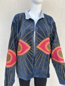 Veste en velours bleu foncé brodée à la main en Inde, style Suzani floral bohème, manteau d'hiver pour femmes - Product Image 5