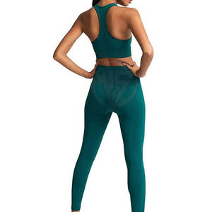 Ensemble de yoga et de sport sur mesure pour femmes grandes tailles, durable, 100 % polyester, avec logo frontal, séchage rapide et respirant - Product Image 3