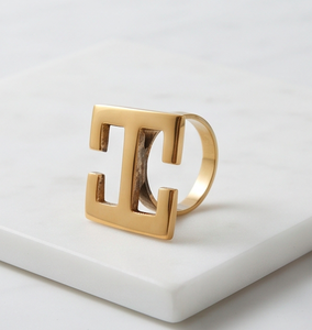Anillo de Servilleta de Metal con Diseño de Letra Hueca Dorada Moderna, Perfecto para Decoración de Mesa y Bodas Elegantes - Product Image 1