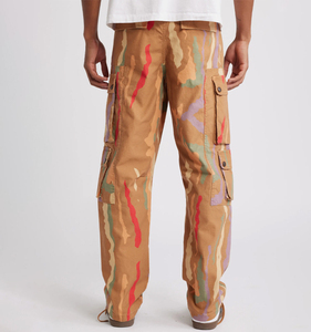 Pantalones de hombre estilo urbano, holgados, con bolsillos cargo, de pierna ancha, con efecto de pintura salpicada de color, camuflaje personalizado y corte cuadrado apilado, de la fábrica Pants Factory - Product Image 2