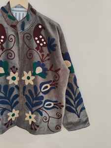 Chaqueta de terciopelo estilo boho Suzani gris con motivos de pájaros coloridos, chaqueta Suzani de terciopelo gris hecha a mano con bordados de pájaros y flores. - Product Image 4