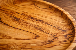 Assiette ronde classique en bois d'olivier poli, faite à la main, écologique, petite assiette à apéritif pour les fêtes - Product Image 4