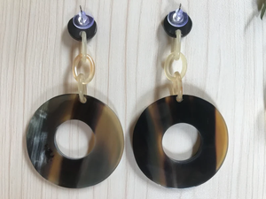 Boucles d'oreilles de mariage haut de gamme en corne de buffle, faites à la main, écologiques, pour femmes, avec diamants et perles, modernes, personnalisables, parfaites - Product Image 1