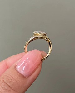 Bague de pinky en or, diamant de laboratoire rose taille marquise 1 carat, bague de pinky en or 14 carats style East West, certifiée IGI - Product Image 5