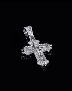 Collier religieux de luxe personnalisé en argent 925 plaqué rhodium avec croix de Jésus en moissanite taille brillant pavé - Product Image 4