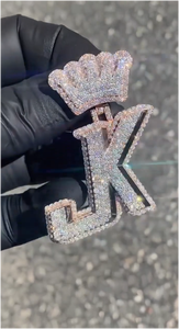 Colgante de Moissanita Personalizado con Corona y Letra Inicial 3D, Dos Tonos, VVS, Plata S925, Oro Rosa - Product Image 3