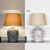 Lampe de table en céramique avec motif géométrique, base grise, abat-jour en tissu orange, décoration d'intérieur, design durable