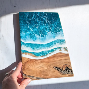 เขียงไม้หรูหราพร้อมเรซิ่นอีพ็อกซี่ลายคลื่นทะเลสีฟ้า  งานแฮนด์เมดสุดพิเศษ พร้อมหูจับ สำหรับใช้ในครัว - Product Image 2