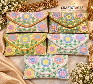 Pochette de soirée en perles de verre faites à la main avec motif floral et design enveloppe pour femme, idéale pour les soirées - Product Image 3