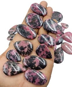 Lote al por mayor de cabujones de cuarzo natural pulido |   Rosa |   Formas Mixtas (Cortes Triangulares de Cojín) para Creación de Joyas con Colores Variados, Venta al por Mayor - Product Image 2