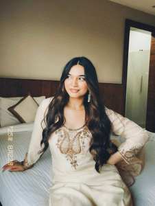 ชุดคุร์ตีผ้าไหมโรมันเนื้อหนา พร้อมงานปักลายดิ้นและเลื่อม ประดับด้วยกางเกงเข้าชุด และผ้าคลุมไหล่ผ้าออร์แกนซาลูกไม้แฟนซี ชุดสำหรับผู้หญิงสไตล์ชาติพันธุ์ - Product Image 3