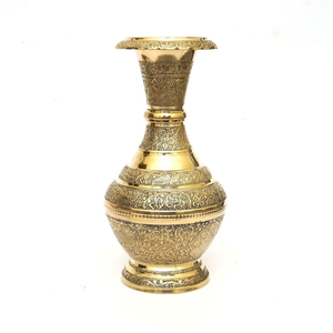 Moderno florero cilíndrico de latón pulido con textura acanalada vertical que contiene un ramo fresco, disponible a precios de mayorista. - Product Image 3