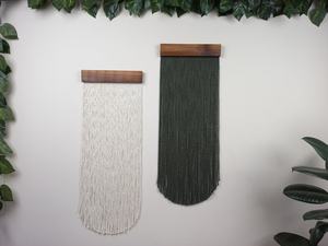 Décoration murale bohème en bois fait main avec franges à pompons, tons terre naturels, forme irrégulière, tapis en tissu - Product Image 1
