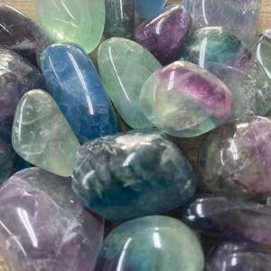 Vente en gros de cristaux d'agate de fluorite naturelle pierres multiples dégringolées pour la guérison des pierres précieuses fluorite pierre dégringolée de l'agate Aameena - Product Image 3