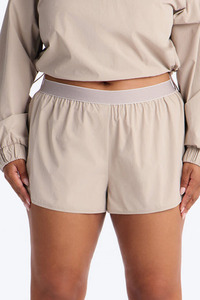 Ensemble deux pièces décontracté et sportif pour femme : veste coupe-vent courte beige à demi-zip et short à taille élastique - Product Image 4
