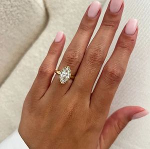 Anillo de Compromiso y Boda de Lujo con Diamante Cultivado en Laboratorio de Corte Marquesa de 1.5 CT, Chapado en Oro de 14K, con Engaste de Garras, para Mujer - Product Image 6