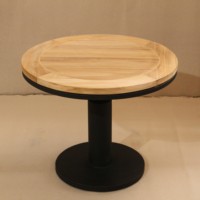 Table d'appoint ronde élégante de style industriel moderne avec plateau en teck massif et pieds en métal thermolaqué pour salon