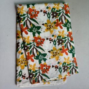 Tela de Punto de Algodón Peinado con Diseño Floral Multicolor sobre Base Blanca para Vestidos de Mujer y Niñas - Product Image 4