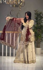 Ensemble Anarkali brodé crème longueur ras du sol avec dupatta bordeaux, tenue de mariage traditionnelle indienne et pakistanaise en soie pour femme - Product Image 4