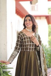 Robes Anarkali pour femmes, dernières tendances, en soie Vichitra NC, richement ornées de paillettes et de broderies Zari, pour mariage. - Product Image 5
