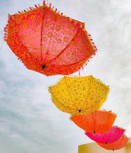ร่มตกแต่งแบบดั้งเดิมหลากหลายแบบ พิมพ์ลายสีทอง สำหรับงานแต่งงาน งานเมห์นดี ของตกแต่งงานเทศกาล ร่มกันแดดสไตล์วินเทจ - Product Image 2