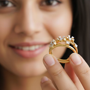 แหวนลายดอกไม้สามวงหรูหรา ประดับเพชรระยิบระยับ สีทอง ดีไซน์ทันสมัย แบบซ้อนได้ เหมาะสำหรับงานปาร์ตี้และงานหมั้น - Product Image 1