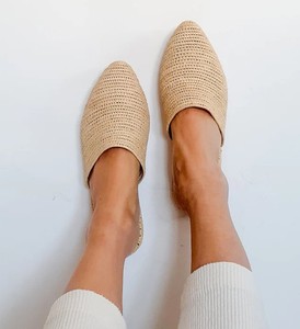 Mules en raphia faites à la main : Pantoufles d'été marocaines en cuir - Product Image 2