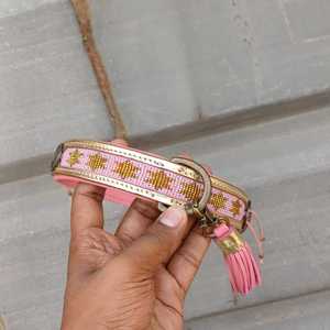 Nouvel Arrivage Collier pour Chien en Cuir Rembourré Rose Luxe Durable avec Maille Douce, Rivets, Perles et Breloque Pompon Doré Faits Main - Product Image 1