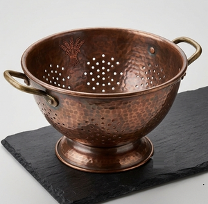 Colador de cobre martillado con asas de latón y grabado de trigo para arroz, verduras, frutas y granos - Product Image 1
