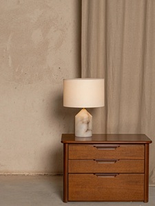Elegante Lámpara Decorativa para el Hogar con Forma Arquitectónica, Acabado Liso y Brillo Ambiental Invitador para Entornos Modernos - Product Image 5
