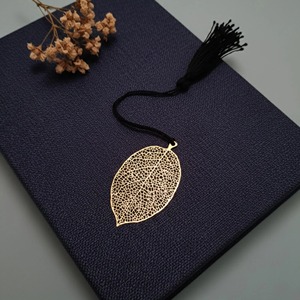 Elegante Marcador de Metal con Detalles Calados, Ideal para Bibliotecas, Universidades y Salas de Estudio en el Hogar, para marcar lecturas en cualquier lugar. - Product Image 3