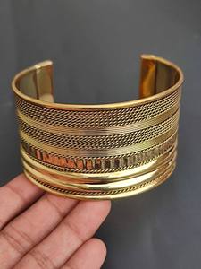 Bracelet manchette en métal rustique de style ethnique moderne, inspiré de l'antiquité, moulé sous pression, texturé, artisanat moghol - Product Image 4