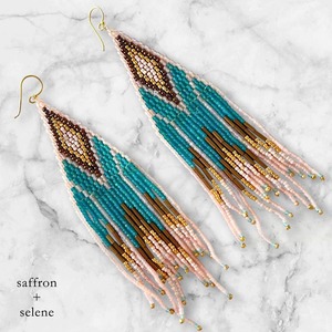 Boucles d'oreilles perlées Saffron + Selene, faites à la main, bijoux tendance, design tribal exquis, franges multicolores, boucles d'oreilles pendantes - Product Image 5