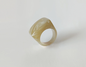 แหวนเรซิ่นลายหินอ่อนสีน้ำตาลขาวทำมือ FAIZA CRAFT แหวนวงกว้างขัดเงา งานหล่อแฟชั่น เครื่องประดับธีมเทวดา สำหรับทุกเพศ - Product Image 2