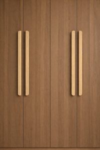 Poignées de meuble minimalistes faites à la main en bois et laiton, forme personnalisée, quincaillerie durable, finition bois naturel, design moderne - Product Image 4
