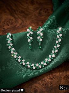 Conjunto de Collar y Aretes de Oro con Incrustaciones de Kundan y Perlas, Joyería de Boda para Mujer, Estilo Clásico, Diseño Geométrico - Product Image 1