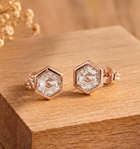 Boucles d'oreilles de fiançailles et de mariage en or massif 10K 14K 18K avec diamants de laboratoire taille hexagonale, certifiés IGI, couleur DEF, clarté VS VVS - Product Image 3