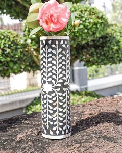 Vase de sol portable en os de buffle incrusté de fleurs, style Art Déco, fait main, de la marque ILAHI, décoration d'intérieur de luxe - Product Image 2