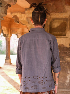 เสื้อเชิ้ตผ้าฝ้ายสีเทาสำหรับผู้ชาย งานแฮนด์เมด พร้อมลายพิมพ์บล็อกแบบดั้งเดิมและลายตกแต่งขอบเสื้อลายปลา งานฝีมือช่างฝีมือ เสื้อเชิ้ตแขนยาวลำลอง - Product Image 5