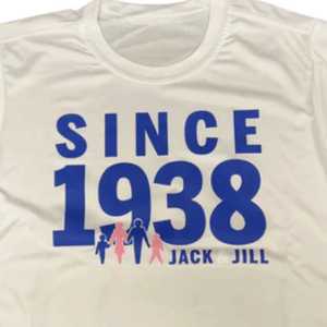 Camiseta Deportiva de Manga Larga para Jóvenes Jack and Jill, Blanca con Gráfico Since 1938, Elegante y Cómoda para Niños y Adolescentes - Product Image 4