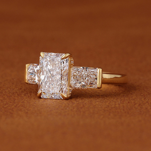 Bague de fiançailles en or jaune 14 carats avec trois diamants de laboratoire taille radiant certifiés IGI - Product Image 5