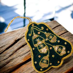 Décoration suspendue artisanale en Zari |   Décoration suspendue en velours vert avec fil métallique et perles, vente en gros de décorations suspendues Zari - Product Image 1