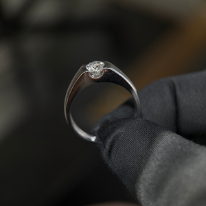 แหวนเพชรเม็ดเดี่ยวทรงกลม 1 กะรัต ทอง 14K คุณภาพ E VVS2 เพชรเลี้ยงในห้องปฏิบัติการ ฝังแบบ Tension Set ได้รับการรับรองจาก IGI - Product Image 3