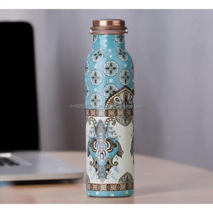 Botella de agua de cobre puro con diseño tradicional antiguo y tapa a prueba de fugas para una hidratación saludable y ecológica - Product Image 3