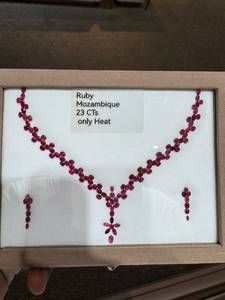 Rubí Natural de Mozambique, Corte Ovalado, 23 Quilates, Color Rojo Rosado con Efecto de Juego de Color, para Joyería o Coleccionistas - Product Image 1