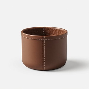 Mini pot en cuir artisanal de qualité supérieure, conçu pour une présentation élégante des succulentes, avec une texture riche et un attrait décoratif sophistiqué - Product Image 1