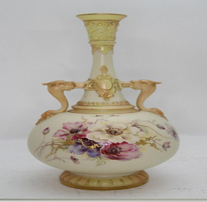 Grand vase en céramique bleu ciel décoré de détails de fleurs de rose roses peintes à la main, disponible à prix de gros. - Product Image 6