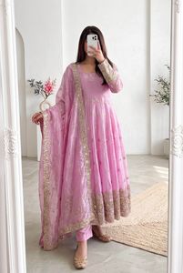Conjunto de Vestido Anarkali, Pantalón y Dupatta de Diseño Moderno, en Seda Fendy con Bordado y Lentejuelas, Disponible en Grandes Cantidades - Product Image 5