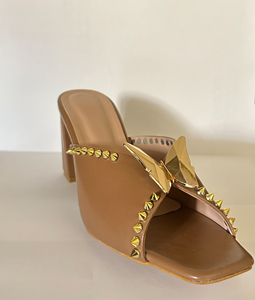 Mules de tacón cuadrado de cuero liso color canela para mujer, con punta abierta, hebilla de mariposa dorada y tachuelas, ideales para el verano. - Product Image 5