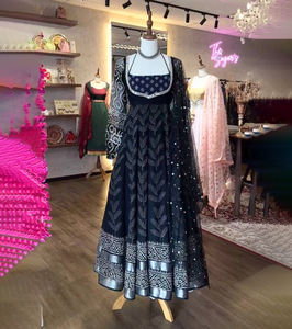 Robe longue en faux georgette de qualité supérieure, prête à porter, tenue traditionnelle indienne, imprimé numérique à paillettes, ensemble de robe inspiré de Bollywood - Product Image 1